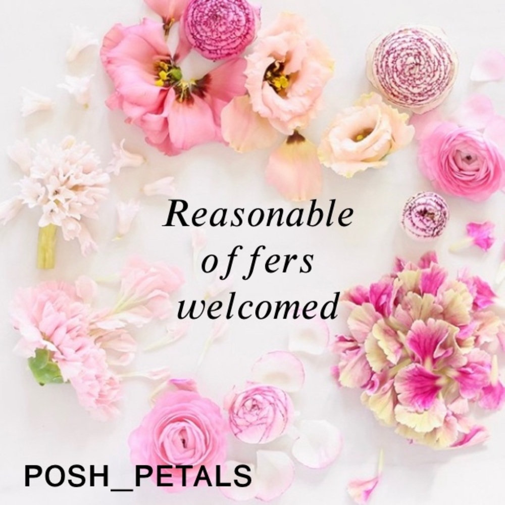 Reasonable Offers Welcomed @posh_petals🌸🍃